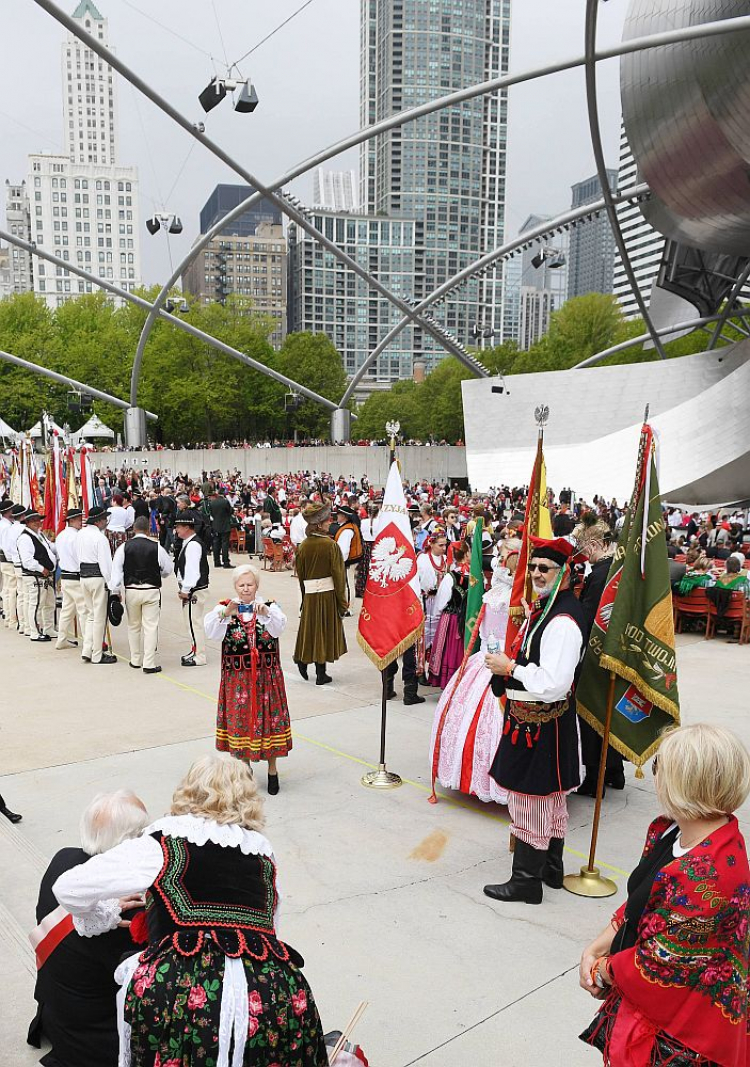 Przedstawiciele Polonii amerykańskiej przed spotkaniem z parą prezydencką - Andrzejem Dudą i Agatą Kornhauser-Dudą w Millenium Park w Chicago. 19.05.2018. Fot. PAP/R. Pietruszka