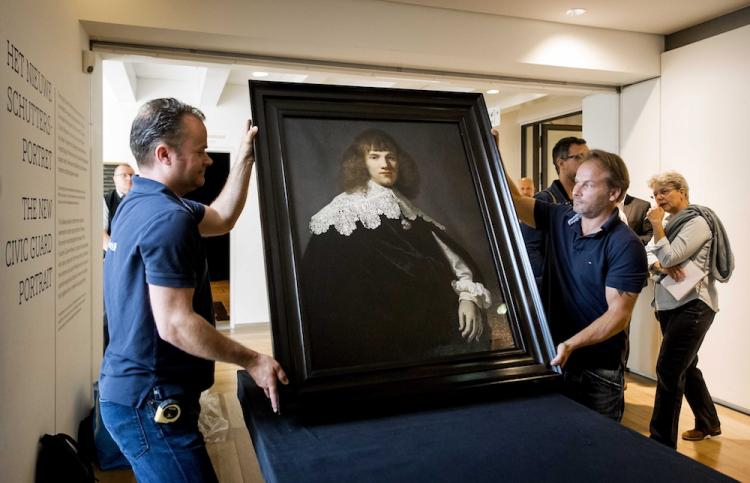 "Portret młodego dżentelmena" został zaprezentowany w środę w muzeum Hermitage Amsterdam. Fot. PAP/EPA