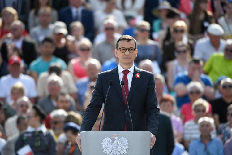 Premier Mateusz Morawiecki przemawia podczas obchodów Dnia Flagi RP, 2 bm. w Stalowej Woli. Fot. PAP/D. Delmanowicz