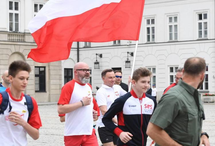 Obchody Dnia Flagi RP oraz Dnia Polonii i Polaków za Granicą - prezydent Andrzej Duda (C) bierze udział w "Biało-Czerwonej Sztafecie RMF FM" na dziedzińcu Pałacu Prezydenckiego, 2 bm. Fot. PAP/R. Pietruszka