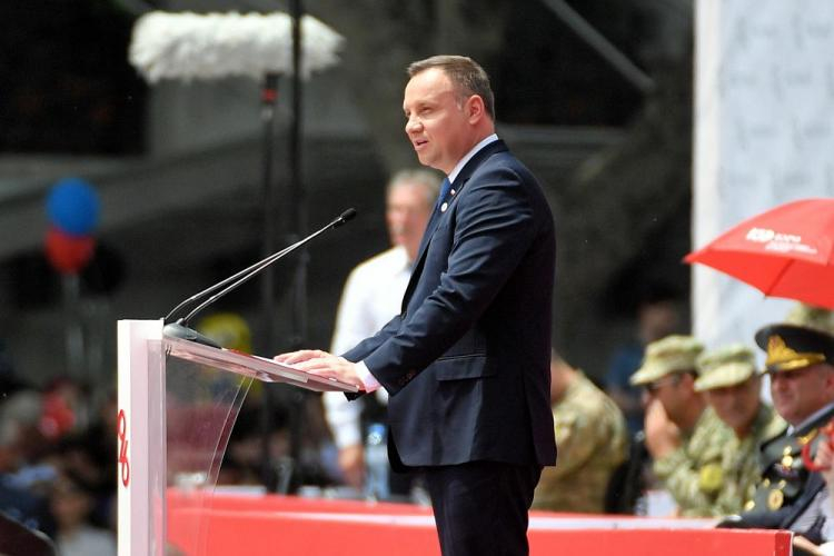 Prezydent RP Andrzej Duda podczas ceremonii zaprzysiężenia żołnierzy na Placu Wolności w Tbilisi w ramach obchodów 100-lecia ustanowienia I Demokratycznej Republiki Gruzji. Fot. PAP/B. Zborowski