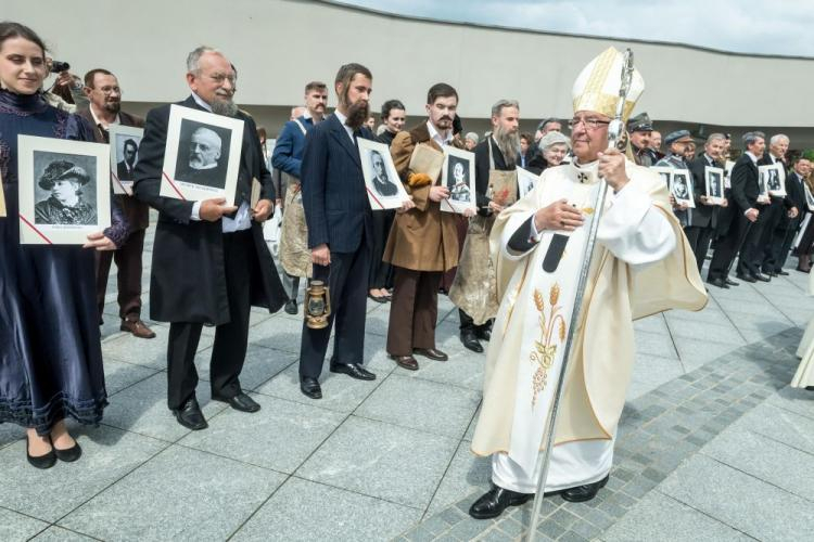 Metropolita gdański abp Sławoj Leszek Głódź w procesji niepodległości w ramach obchodów rocznicy urodzin św. Jana Pawła II i drugiej rocznicy konsekracji Sanktuarium NMP Gwiazdy Nowej Ewangelizacji i św. Jana Pawła II w Toruniu. Fot. PAP/T. Żmijewski