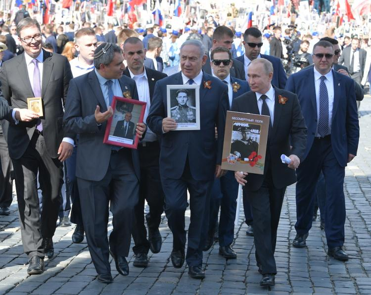 Prezydent Rosji Władimir Putin (P), premier Izraela Benjamin Netanjahu (C) i prezydent Serbii Aleksandar Vuczić (L) wzięli udział w pochodzie Nieśmiertelnego Pułku w Rosji. Fot. PAP/EPA