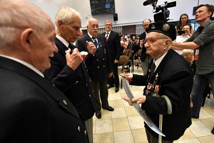 Mjr Marian Słowiński (P) odbiera szablę pamiątkową od kolegów-żołnierzy podczas uroczystości w siedzibie Urzędu Dzielnicy Targówek m.st. Warszawy z okazji jego 99. urodzin. Fot. PAP/B. Zborowski