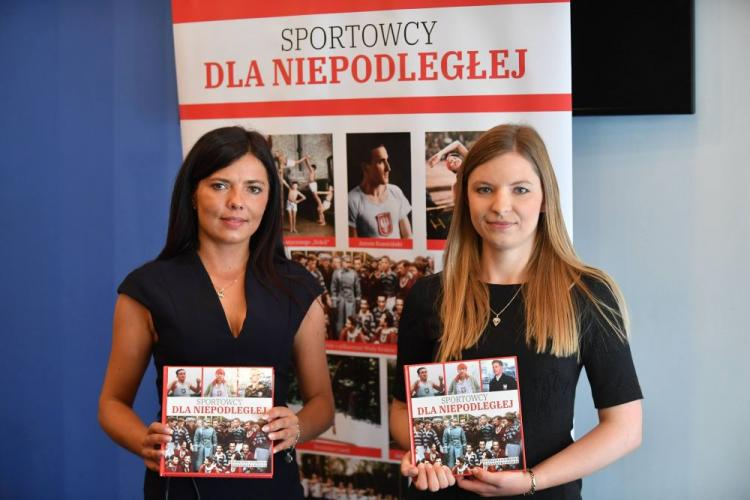 Autorki - Magdalena Stokłosa (L) i Aleksandra Wójcik (P) podczas promocji swojej książki. Fot. PAP/B. Zborowski