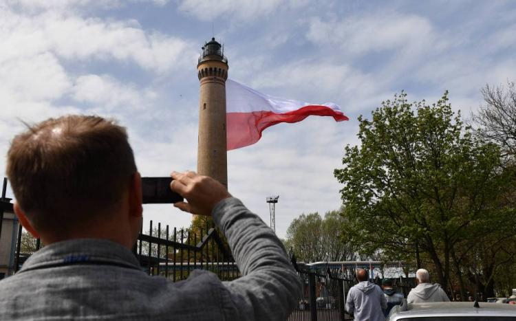 Flaga na latarni morskiej w Świnoujściu. Fot. PAP/M. Bielecki