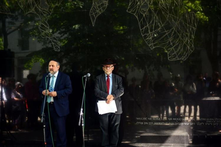 Naczelny rabin Polski Michael Schudrich (L) oraz dyr. Żydowskiego Instytutu Historycznego Paweł Śpiewak (P) podczas uroczystości przy tablicy upamiętniającej Szmula Zygielbojma. Fot. PAP/J. Kamiński