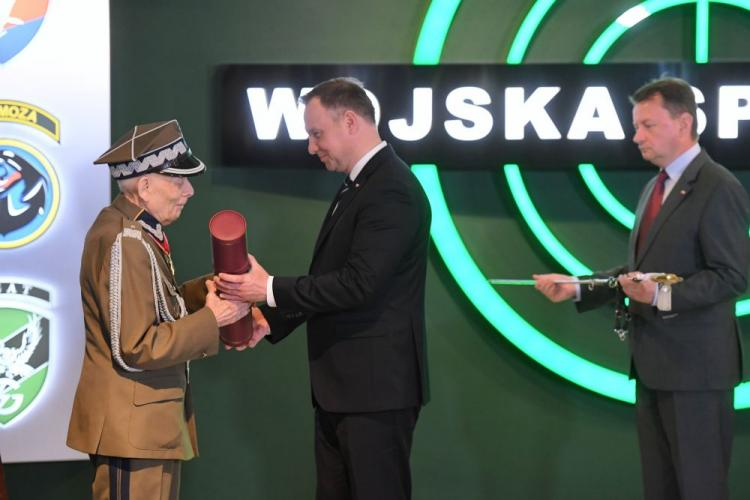 Prezydent Andrzej Duda i minister obrony narodowej Mariusz Błaszczak wręczają nominację generalską pułkownikowi Tadeuszowi Bieńkowiczowi. Fot.  PAP/J. Bednarczyk