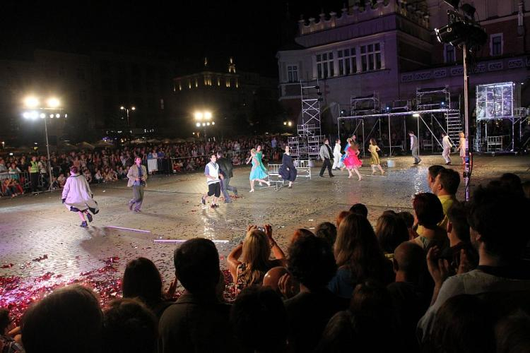 Teatr KTO w spektaklu plenerowym "Ślepcy" w reżyserii Jerzego Zonia podczas 7. Nocy Teatrów. Kraków, 2013 r.  Fot. PAP/J. Bednarczyk