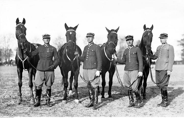 Zwycięzcy zawodów konnych w Krakowie o puchar Ilustrowanego Kuriera Codziennego: kapitan Franciszek Mrowec, porucznik Cisowski, Jerzy Turaszwili i Borowy. 1931 r. Fot. NAC