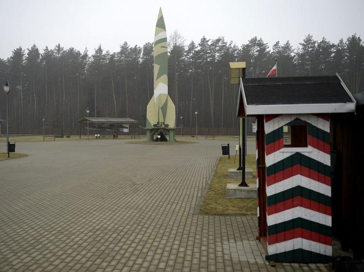 Replika rakiety V2 w Parku Historycznym w Bliźnie. Fot. PAP/D. Delmanowicz 
