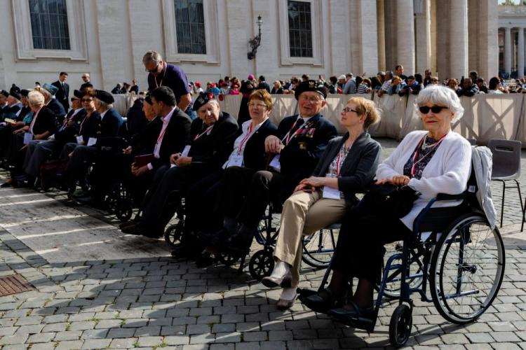 Weterani Wojska Polskiego przed audiencją generalną u Ojca Świętego Franciszka na placu Świętego Piotra. Fot. PAP/A. Guz