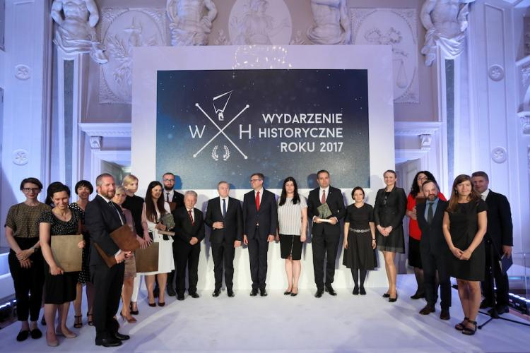 Wicepremier, minister kultury i dziedzictwa narodowego Piotr Gliński (C-L) i dyrektor Muzeum Historii Polski Robert Kostro (C) podczas gali plebiscytu "Wydarzenie historyczne roku 2017", 30 bm. w Pałacu Rzeczypospolitej w Warszawie. Fot. PAP/L. Szymański