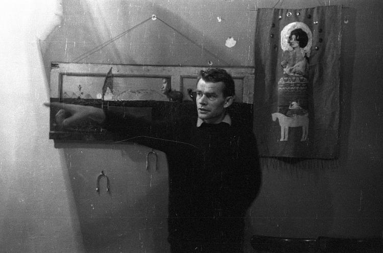 Władysław Hasior w swoim mieszkaniu i pracowni w willi Borek. Zakopane, 1966 r. Fot. Muzeum Narodowe w Warszawie/PAP/Wiesław Prażuch
