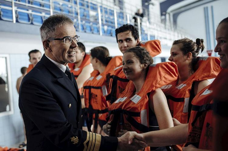 Rektor Akademii Morskiej w Gdyni prof. Janusz Zarębski (L) podczas spotkania z uczestnikami Rejsu Niepodległości Darem Młodzieży na basenie wydziału nawigacji Akademii Morskiej w Gdyni. 19.05.2018. Fot. PAP/J. Dzban