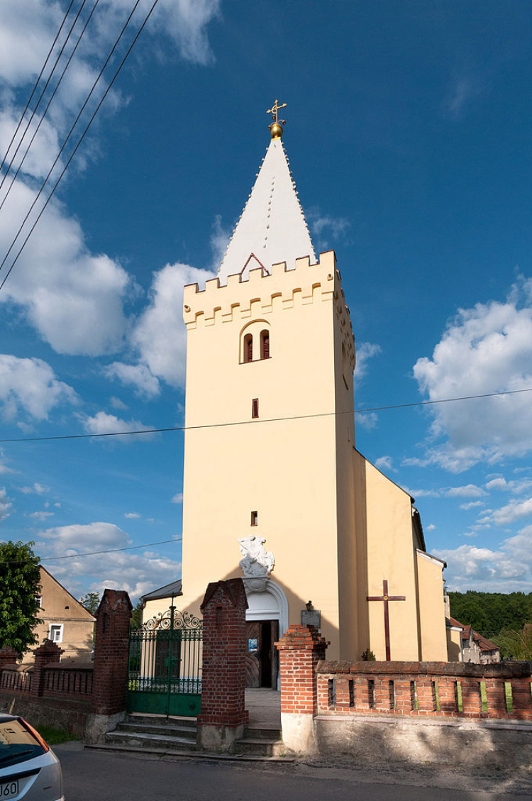 Kościół w Hajdukach Nyskich. Źródło: Wikimedia Commons