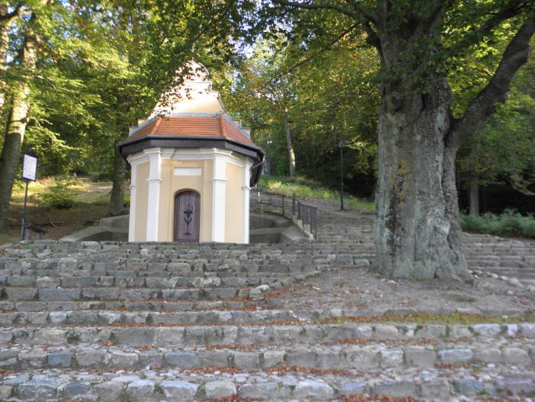 Jedna z zabytkowych kapliczek Kalwarii Wejherowskiej - Grób Matki Bożej. Źródło: Wikimedia Commons