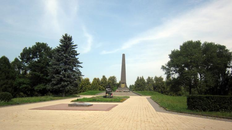 Pomnik w Małym Trościeńcu. Źródło: Wikimedia Commons