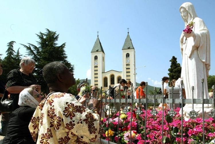 Pielgrzymi modlący się przed kościołem w znajdującej się w Bośni i Hercegowinie wiosce Medjugorje. Fot. PAP/EPA
