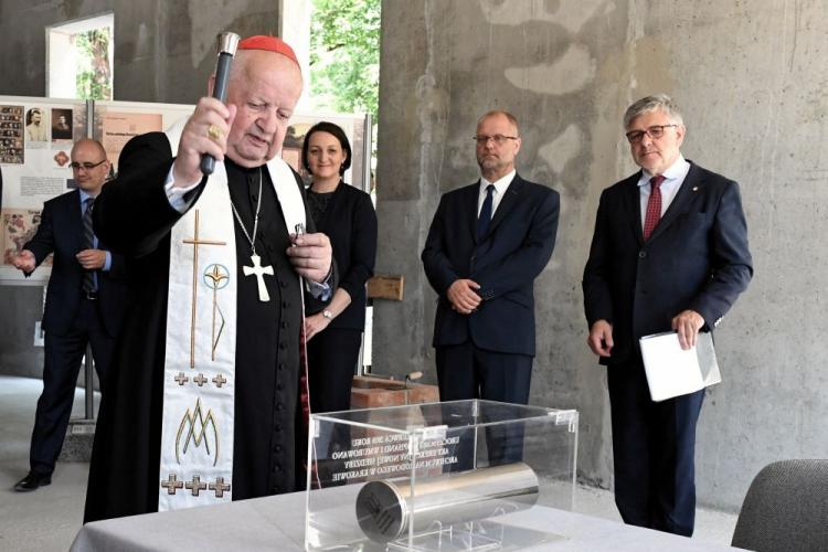 Kardynał Stanisław Dziwisz, wiceminister kultury i dziedzictwa narodowego Magdalena Gawin, dyrektor Archiwum Narodowego w Krakowie dr hab. Wojciech Krawczuk podczas uroczystości wmurowania kamienienia węgielnego pod budowę nowej siedziby Archiwum Narodowego w Krakowie. Fot. PAP/J. Bednarczyk