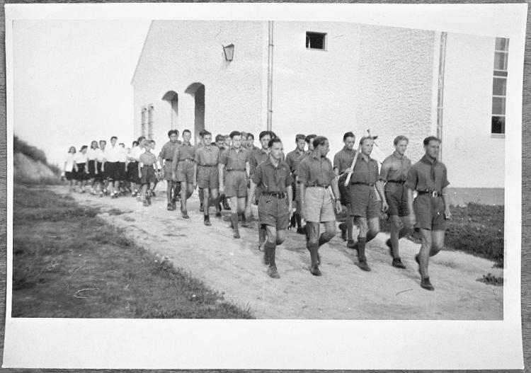 Polscy uchodźcy na Węgrzech - szkoła w Balatonboglar. 1940 r. Fot. PAP/Reprodukcja/W. Kryński