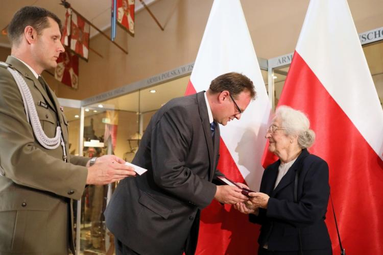 Szef Urzędu ds. Kombatantów i Osób Represjonowanych Jan Józef Kasprzyk przekazuje order Virtuti Militari siostrze mjr. Mariana Bernaciaka ps. Orlik Wandzie Piotrowskiej w Muzeum Wojska Polskiego w Warszawie.  PAP/L. Szymański