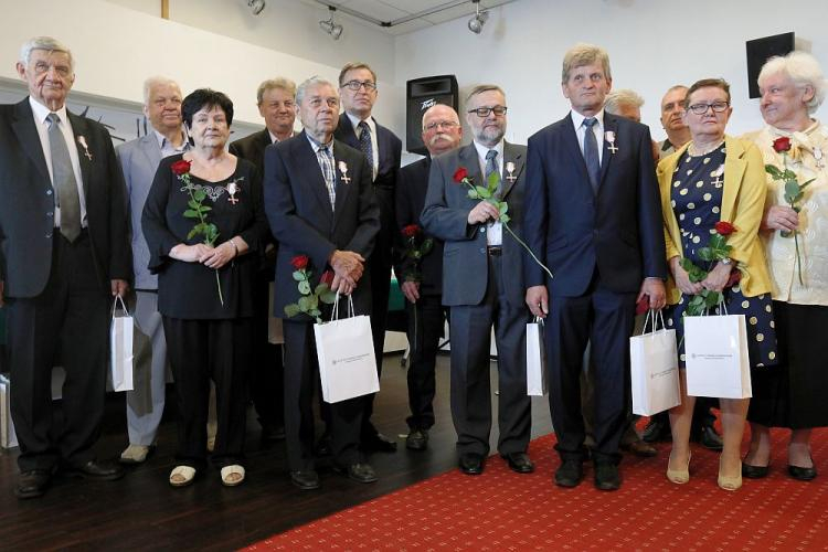 Prezes IPN Jarosław Szarek (centrum-L) z odznaczonymi Krzyżami Wolności i Solidarności. Białystok, 12.06.2018. Fot. PAP/A. Reszko