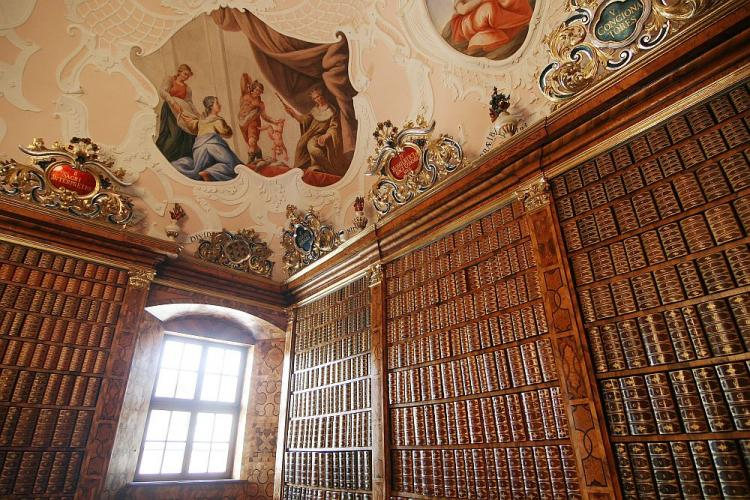 Wnętrze biblioteki jasnogórskiej. Fot. PAP/M. Kuroń