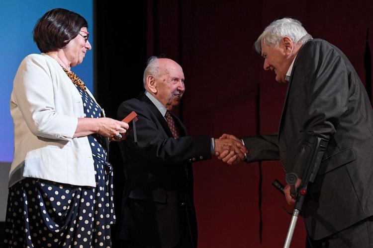 Odznaczony Medalem Sprawiedliwy wśród Narodów Świata Rudolf Kosiba (P) i ocalony Ira Goetz (C) oraz ambasador Izraela w Polsce Anna Azari (L) podczas wręczenia medali i dyplomów honorowych "Sprawiedliwy wśród Narodów Świata" w Bieczu. Fot. PAP/J. Bednarczyk