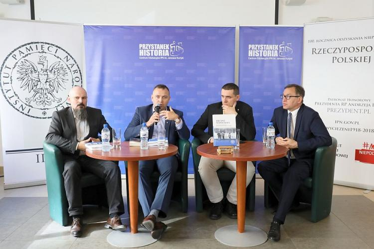 Dyrektor Muzeum II Wojny Światowej dr Karol Nawrocki (2L), naczelnik Oddziałowego Biura Badań Historycznych IPN w Gdańsku dr Daniel Wicenty (L), historyk Witold Bagieński (2P) z Archiwum IPN oraz prezes IPN dr Jarosław Szarek (P) podczas dyskusji o książce "Brudne wspólnoty. Przestępczość zorganizowana w PRL w latach siedemdziesiątych i osiemdziesiątych XX wieku". Fot. PAP/P. Supernak