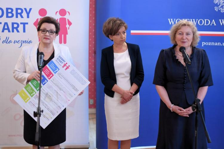 Minister edukacji narodowej Anna Zalewska (L), wielkopolski kurator oświaty Elżbieta Leszczyńska (P) i wicewojoda wielkopolski Marlena Maląg (C) podczas konferencji prasowej nt. programu 'Dobry start'. Fot. PAP/J. Kaczmarczyk