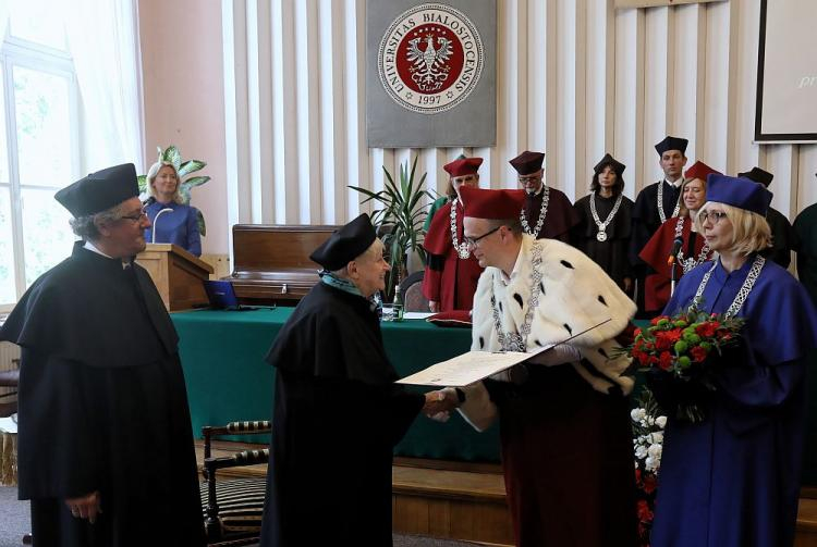 Prof. Ewa Wipszycka-Bravo (2L) i prof. dr hab. Robert Ciborowski (3L) podczas uroczystości nadania tytułu doktora honoris causa Uniwersytetu w Białymstoku prof. Wipszyckiej-Bravo. Fot. PAP/A. Reszko