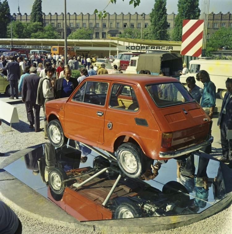 MTP Poznań 1973 r. Polski Fiat 126p, polska wersja licencyjna produkowana przez Fabrykę Samochodów Małolitrażowych Polmo Bielsko-Biała w Bielsku-Białej oraz w Tychach. Fot. PAP/J. Morek