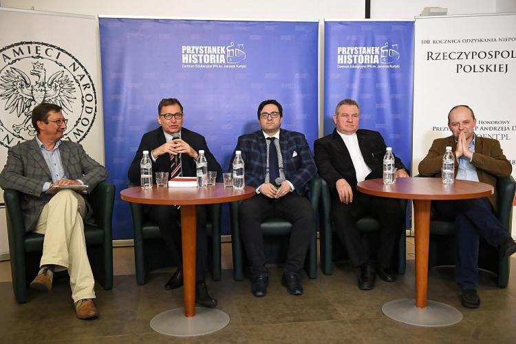 Senator prof. Jan Żaryn (L), prezes IPN dr Jarosław Szarek (2L) prowadzący dr Rafał Łatka (C) z IPN, ks. prał. Józef Niżnik (2P) oraz dr hab. Paweł Skibiński (P) z UW podczas dyskusji poświęconej sprowadzeniu relikwii św. Andrzeja Boboli do Ojczyzny w 80. rocznicę uroczystości. Fot. PAP/R. Pietruszka