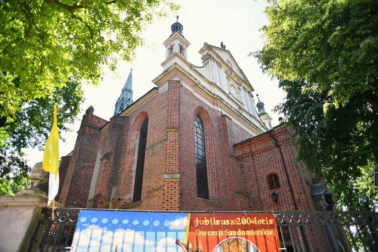 Obchody 200-lecia diecezji sandomierskiej w bazylice katedralnej w Sandomierzu. Fot. PAP/P. Polak