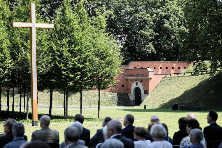 Uroczystości główne 25. rocznicy otwarcia Muzeum Katyńskiego, 29 bm. na placu apelowym muzeum w Warszawie. Muzeum Katyńskie jest pierwszą na świecie placówką muzealno-badawczą dokumentująca zbrodnię katyńską. Fot. PAP/L. Szymański