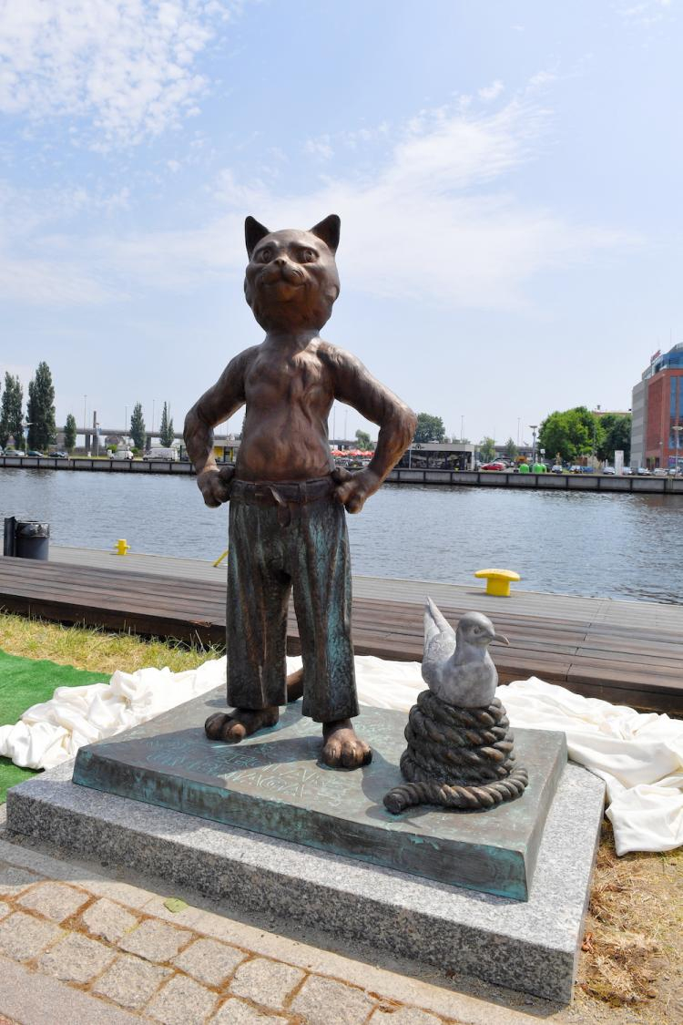 Rzeźba kota Umbriaga w Alei Żeglarzy na Bulwarze Piastowskim w Szczecinie, 1 bm. Fot. PAP/M. Bielecki