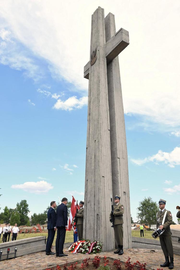 Prezydent RP Andrzej Duda (C-L) oraz prezydent Republiki Łotweskiej Raimonds Vejonis (C-P) podczas ceremonii upamiętnienia żołnierzy Wojska Polskiego poległych na Łotwie w latach 1919-1920. Fot. PAP/R. Pietruszka