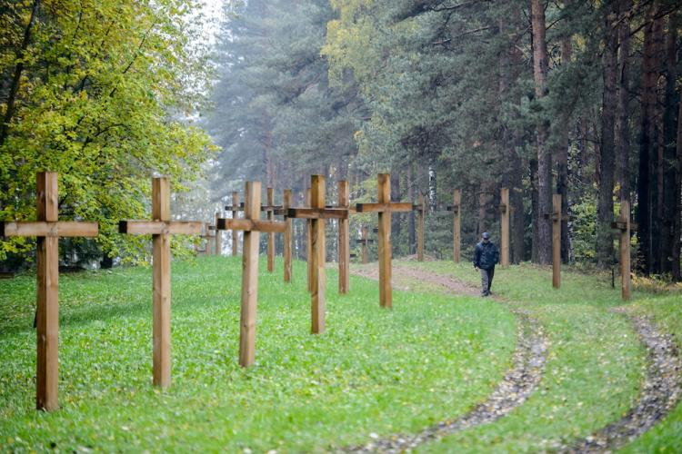 Uroczysko na skraju Mińska na Białorusi, w którym odkryte zostały masowe groby ludzi rozstrzelanych przez NKWD w latach 1937–1941. Fot. PAP/W. Pacewicz