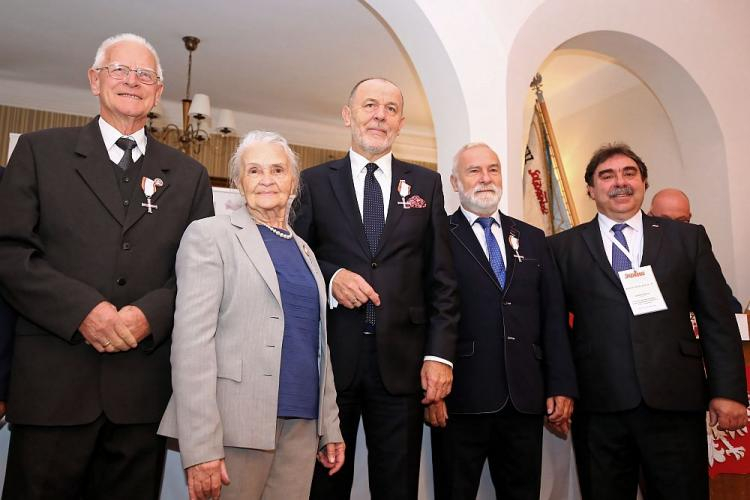 Odznaczeni Krzyżami Wolności i Solidarności podczas Walnego Zebrania Delegatów Regionu Wielkopolska Południowa NSZZ „Solidarność” w Kaliszu - od lewej: Edward Grzeliński, Mirosława Mencel, Jan Mosiński, Ryszard Pluciński. Fot. PAP/T. Wojtasik