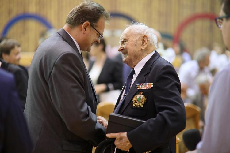 Szef Urzędu ds. Kombatantów i Osób Represjonowanych Jan Józef Kasprzyk (L) i weteran Antoni Łapiński podczas uroczystości w LXII Liceum Mistrzostwa Sportowego im. gen. Władysława Andersa w Warszawie z okazji 75. rocznicy utworzenia 2. Korpusu Polskiego. Fot. PAP/L. Szymański