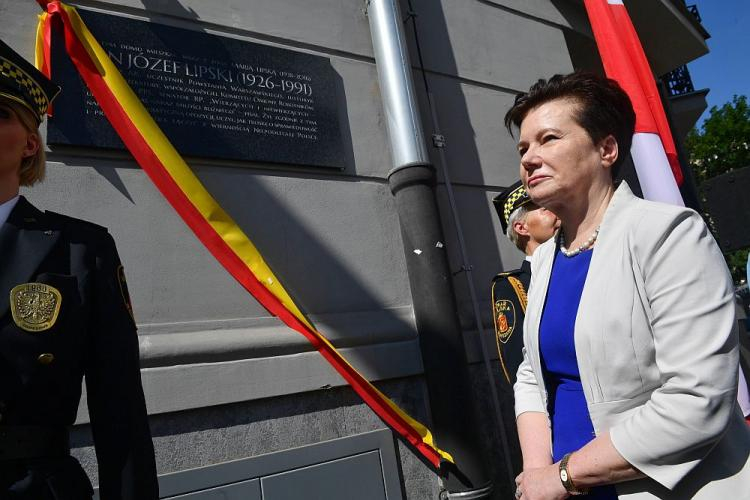 Prezydent Warszawy Hanna Gronkiewicz-Waltz (P) podczas odsłonięcia tablicy upamiętniającej Jana Józefa Lipskiego. Fot. PAP/J. Turczyk