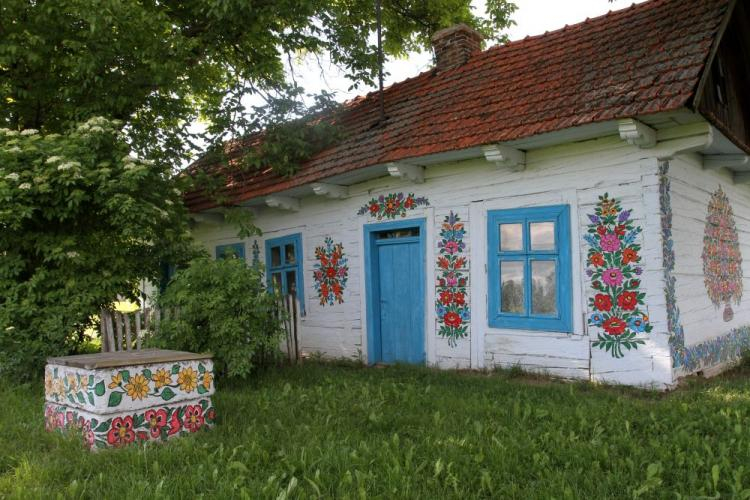Tradycyjne malowanie domów i obejść w Zalipiu, 2013 rok. Fot. PAP/J. Bednarczyk