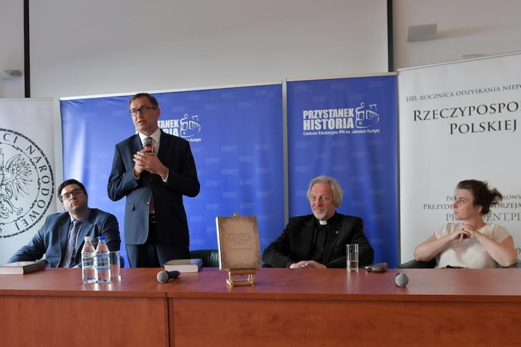  Ks. prof. dr hab. Józef Marecki (2P), prowadzący spotkanie Rafał Łatka (L) z IPN, prezes Instytutu Pamięci Narodowej Jarosław Szarek (2L) i dr hab. Lucyna Rotter (P) podczas prezentacji księgi pamiątkowej "Krajobraz i dziedzictwo kulturowe Europy. Sacrum - profanum" w Centrum Edukacyjnym IPN w Warszawie. Fot. PAP/M. Obara