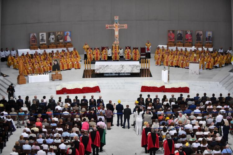 Msza święta w Świątyni Opatrzności Bożej na warszawskim Wilanowie. W niedzielę 3 bm., pod hasłem "Dziękujemy za Niepodległość", obchodzone jest XI Święto Dziękczynienia. Fot. PAP/B. Zborowski