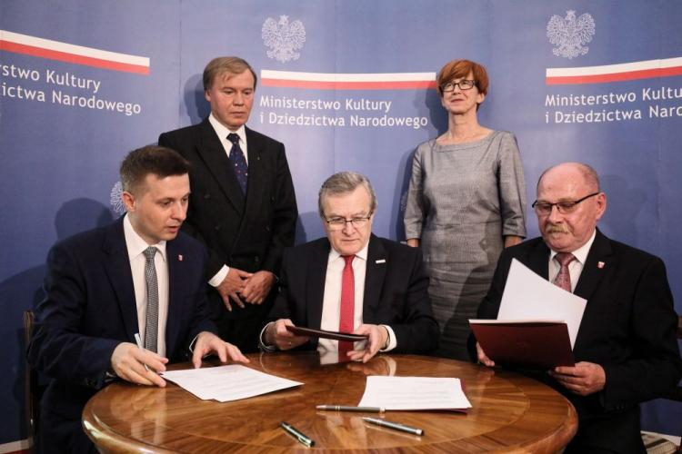 Dyrektor muzeum Andrzej Kirmiel (L-tył), wicestarosta Międzyrzecki Rafał Mikuła (L), starosta Międzyrzecki Grzegorz Gabryelski (P), minister rodziny, pracy i polityki społecznej Elżbieta Rafalska (P-tył) i wicepremier, minister kultury Piotr Gliński (C) podczas uroczystego podpisania umowy o współprowadzeniu Muzeum Ziemi Międzyrzeckiej im. Alfa Kowalskiego przez Ministerstwo Kultury i Dziedzictwa Narodowego. Fot. PAP/P. Supernak