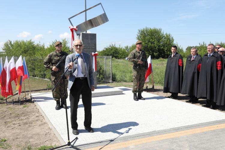 Syn rotmistrza Pileckiego, Andrzej Pilecki (2L) podczas odsłonięcia obelisku upamiętniającego postać rotmistrza Witolda Pileckiego, 3 bm. u zbiegu ul. Pileckiego i al. Legionów w Łomży. Fot. PAP/A. Reszko