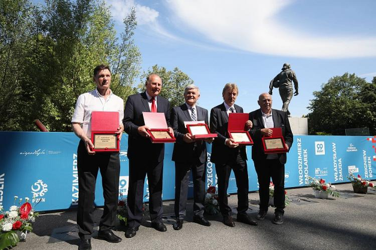 Od lewej: Władysław Żmuda, Jan Tomaszewski, Włodzimierz Lubański, Zbigniew Boniek i Grzegorz Lato podczas inauguracji "Alei Gwiazd Piłki Nożnej" na PGE Narodowym, przy pomniku Kazimierza Górskiego w Warszawie. Fot. PAP/L. Szymański