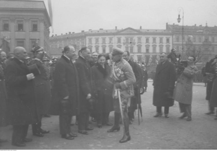 Marszałek Józef Piłsudski podczas powitania z członkami rządu, obchody Święta Niepodległości na placu Saskim w Warszawie. Źródło: NAC
