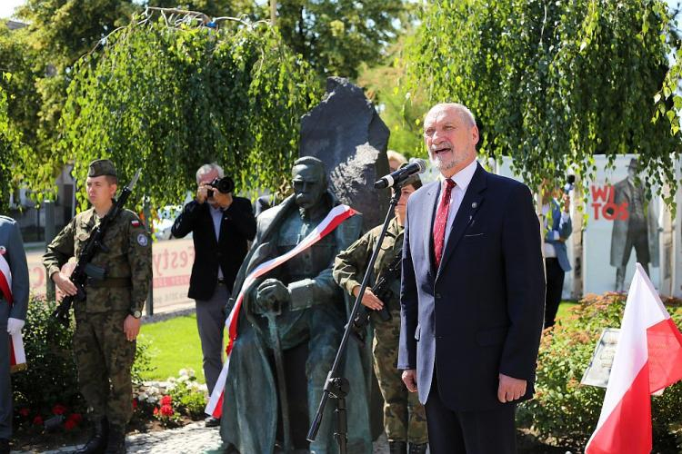 Poseł PiS Antoni Macierewicz podczas odsłonięcia pomnika Marszałka Józefa Piłsudskiego w Ostrowie Wielkopolskim. Fot. PAP/T. Wojtasik